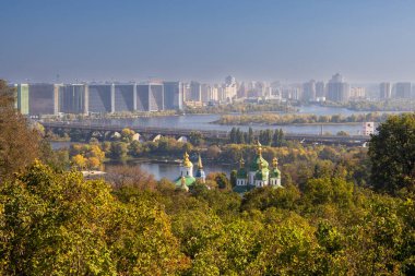 Kyiv, Ukrayna - 20 Ekim 2024: Kyiv botanik bahçesi güneşli sonbahar gününde