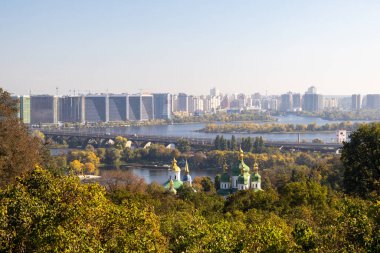 Kyiv, Ukrayna - 20 Ekim 2024 Kyiv botanik bahçesinden Dnipro Nehri 'ne