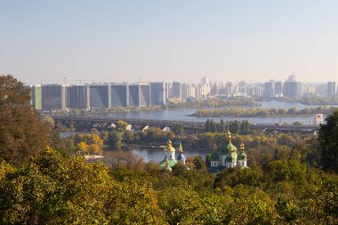 Kyiv, Ukrayna - 20 Ekim 2024 Kyiv botanik bahçesinden Dnipro Nehri 'ne