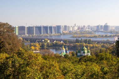 Kyiv, Ukrayna - 20 Ekim 2024 Kyiv botanik bahçesinden Dnipro Nehri 'ne