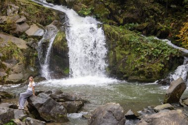 Skole, Ukrayna - 19 Ekim 2024: Kamianka Şelalesi Ukrayna 'nın Skole kenti yakınlarında