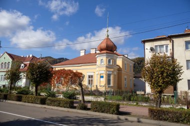 Skole, Ukrayna - 19 Ekim 2024: Skole, Ukrayna 'nın merkez caddesindeki eski bina