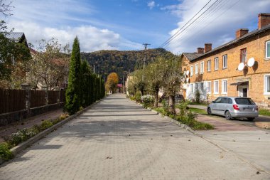 Skole, Ukrayna - 19 Ekim 2024: Skole, Ukrayna 'nın merkez caddesindeki eski bina