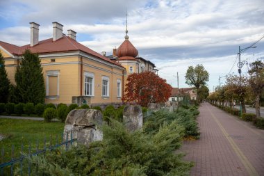 Skole, Ukrayna - 19 Ekim 2024: Skole, Ukrayna 'nın merkez caddesindeki eski bina
