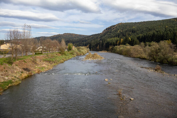 Сколе, Украина - 19 октября 2024 года: река Опир в Сколе, Львовская область, Украина