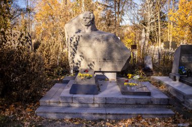 Cherkasy, Ukrayna - 23 Kasım 2024: Şair V. A. Symonenko 'nun mezarı