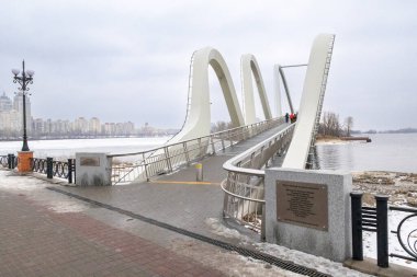 Kyiv, Ukrayna - 1 Mart 2025: Yeni Azov Dalga Köprüsü Natalka Parkı 'nı Obolonskyi Adası' na bağlıyor.