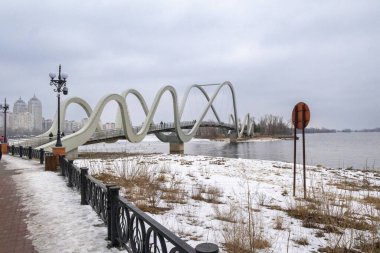 Kyiv, Ukrayna - 1 Mart 2025: Yeni Azov Dalga Köprüsü Natalka Parkı 'nı Obolonskyi Adası' na bağlıyor.