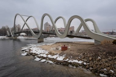 Kyiv, Ukrayna - 1 Mart 2025: Yeni Azov Dalga Köprüsü Natalka Parkı 'nı Obolonskyi Adası' na bağlıyor.