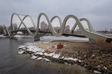 Kyiv, Ukrayna - 1 Mart 2025: Yeni Azov Dalga Köprüsü Natalka Parkı 'nı Obolonskyi Adası' na bağlıyor.