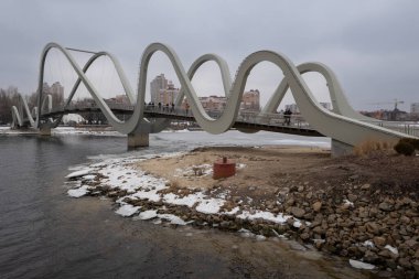 Kyiv, Ukrayna - 1 Mart 2025: Yeni Azov Dalga Köprüsü Natalka Parkı 'nı Obolonskyi Adası' na bağlıyor.