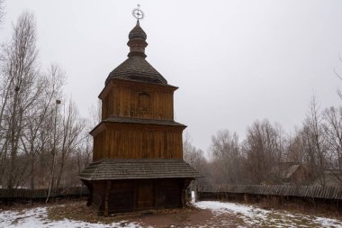 Kyiv, Ukrayna - 18 Şubat 2020: Kazak köyündeki geleneksel Ukrayna ahşap kilise (müze) Mamaeva Sloboda, Kyiv, Ukrayna