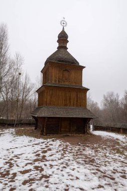 Kyiv, Ukrayna - 18 Şubat 2020: Kazak köyündeki geleneksel Ukrayna ahşap kilise (müze) Mamaeva Sloboda, Kyiv, Ukrayna