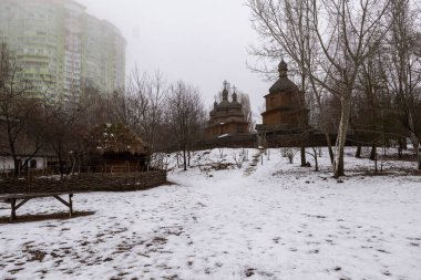 Kyiv, Ukrayna - 18 Şubat 2020: Kazak köyündeki geleneksel Ukrayna ahşap kilise (müze) Mamaeva Sloboda, Kyiv, Ukrayna