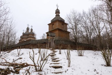 Kyiv, Ukrayna - 18 Şubat 2020: Kazak köyündeki geleneksel Ukrayna ahşap kilise (müze) Mamaeva Sloboda, Kyiv, Ukrayna