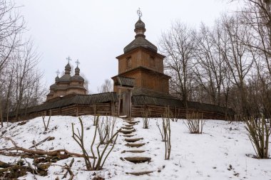 Kyiv, Ukrayna - 18 Şubat 2020: Kazak köyündeki geleneksel Ukrayna ahşap kilise (müze) Mamaeva Sloboda, Kyiv, Ukrayna