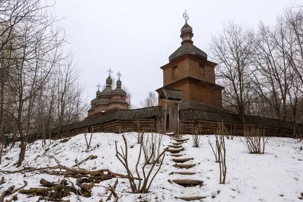 Kyiv, Ukrayna - 18 Şubat 2020: Kazak köyündeki geleneksel Ukrayna ahşap kilise (müze) Mamaeva Sloboda, Kyiv, Ukrayna
