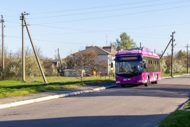 Potoky, Poltava bölgesi - 20 Nisan 2025: Trolleybus AKSM 32100D Kremenchuk kenti yakınlarındaki Potoky köyünün ana caddesinde otonom sürücü