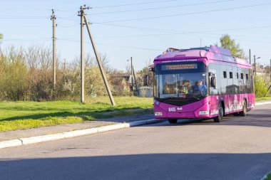 Potoky, Poltava bölgesi - 20 Nisan 2025: Trolleybus AKSM 32100D Kremenchuk kenti yakınlarındaki Potoky köyünün ana caddesinde otonom sürücü