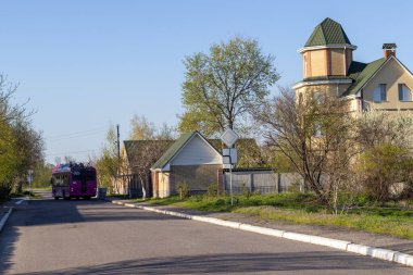 Potoky, Poltava bölgesi - 20 Nisan 2025: Trolleybus AKSM 32100D Kremenchuk kenti yakınlarındaki Potoky köyünün ana caddesinde otonom sürücü