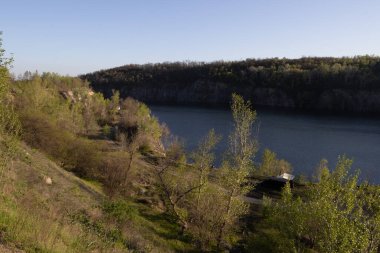 Chykalivka, Kremenchuk Bölgesi, Poltava Bölgesi - 20 Nisan 2025: Daha sonra su ile taşan terk edilmiş bir taş ocağı, Poltava Bölgesi, Kremenchuk, Chykalivka köyünde yer almaktadır..