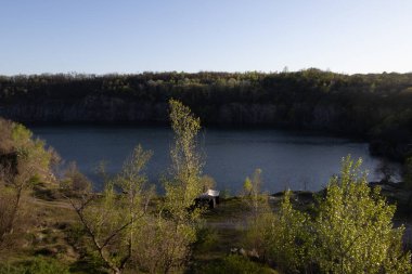 Chykalivka, Kremenchuk Bölgesi, Poltava Bölgesi - 20 Nisan 2025: Daha sonra su ile taşan terk edilmiş bir taş ocağı, Poltava Bölgesi, Kremenchuk, Chykalivka köyünde yer almaktadır..