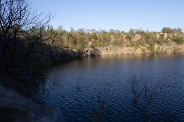 Chykalivka, Kremenchuk Bölgesi, Poltava Bölgesi - 20 Nisan 2025: Daha sonra su ile taşan terk edilmiş bir taş ocağı, Poltava Bölgesi, Kremenchuk, Chykalivka köyünde yer almaktadır..