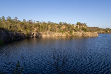 Chykalivka, Kremenchuk Bölgesi, Poltava Bölgesi - 20 Nisan 2025: Daha sonra su ile taşan terk edilmiş bir taş ocağı, Poltava Bölgesi, Kremenchuk, Chykalivka köyünde yer almaktadır..
