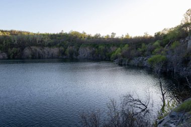 Chykalivka, Kremenchuk Bölgesi, Poltava Bölgesi - 20 Nisan 2025: Daha sonra su ile taşan terk edilmiş bir taş ocağı, Poltava Bölgesi, Kremenchuk, Chykalivka köyünde yer almaktadır..