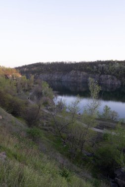 Chykalivka, Kremenchuk Bölgesi, Poltava Bölgesi - 20 Nisan 2025: Daha sonra su ile taşan terk edilmiş bir taş ocağı, Poltava Bölgesi, Kremenchuk, Chykalivka köyünde yer almaktadır..