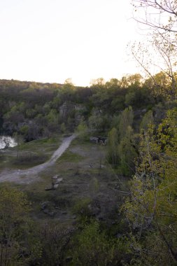 Chykalivka, Kremenchuk Bölgesi, Poltava Bölgesi - 20 Nisan 2025: Daha sonra su ile taşan terk edilmiş bir taş ocağı, Poltava Bölgesi, Kremenchuk, Chykalivka köyünde yer almaktadır..