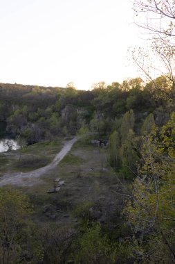 Chykalivka, Kremenchuk Bölgesi, Poltava Bölgesi - 20 Nisan 2025: Daha sonra su ile taşan terk edilmiş bir taş ocağı, Poltava Bölgesi, Kremenchuk, Chykalivka köyünde yer almaktadır..