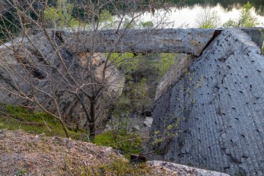 Chykalivka, Kremenchuk Bölgesi, Poltava Bölgesi - 20 Nisan 2025: Daha sonra su ile taşan terk edilmiş bir taş ocağı, Poltava Bölgesi, Kremenchuk, Chykalivka köyünde yer almaktadır..