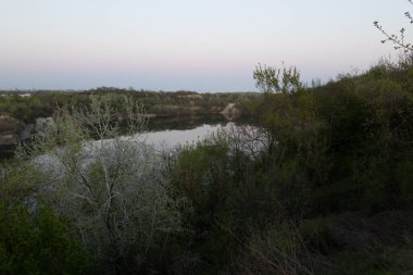 Chykalivka, Kremenchuk Bölgesi, Poltava Bölgesi - 20 Nisan 2025: Daha sonra su ile taşan terk edilmiş bir taş ocağı, Poltava Bölgesi, Kremenchuk, Chykalivka köyünde yer almaktadır..