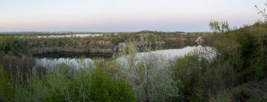 Chykalivka, Kremenchuk Bölgesi, Poltava Bölgesi - 20 Nisan 2025: Daha sonra su ile taşan terk edilmiş bir taş ocağı, Poltava Bölgesi, Kremenchuk, Chykalivka köyünde yer almaktadır..