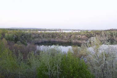 Chykalivka, Kremenchuk Bölgesi, Poltava Bölgesi - 20 Nisan 2025: Daha sonra su ile taşan terk edilmiş bir taş ocağı, Poltava Bölgesi, Kremenchuk, Chykalivka köyünde yer almaktadır..