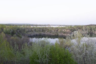 Chykalivka, Kremenchuk Bölgesi, Poltava Bölgesi - 20 Nisan 2025: Daha sonra su ile taşan terk edilmiş bir taş ocağı, Poltava Bölgesi, Kremenchuk, Chykalivka köyünde yer almaktadır..