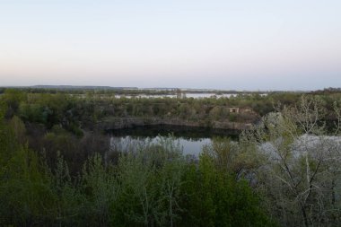 Chykalivka, Kremenchuk Bölgesi, Poltava Bölgesi - 20 Nisan 2025: Daha sonra su ile taşan terk edilmiş bir taş ocağı, Poltava Bölgesi, Kremenchuk, Chykalivka köyünde yer almaktadır..