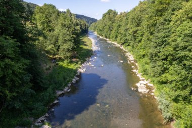 Prut Nehri, nehir kıyısındaki görkemli manzarası ve ikonik Probiy Şelalesi ile tanınan popüler Yaremche tatil köyü boyunca akan büyük bir Carpathian nehridir.