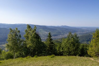 Yeşil ormanlarla, yuvarlanan tepelerle nefes kesen bir dağ vadisi ve açık mavi bir yaz gökyüzünün altında yuva yapmış bir köy.