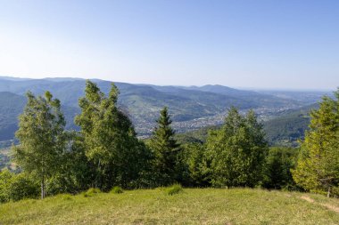 Yeşil ormanlarla, yuvarlanan tepelerle nefes kesen bir dağ vadisi ve açık mavi bir yaz gökyüzünün altında yuva yapmış bir köy.