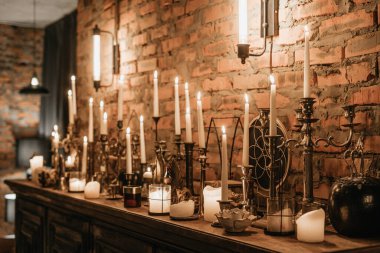 Mumları olan eski klasik şamdanlar. 