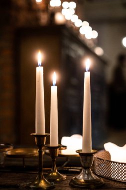 Mumları olan eski klasik şamdanlar. 