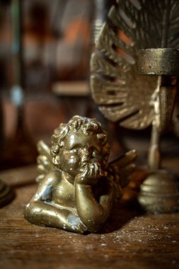 Bronz bir heykelciğin yakın plan çekimi.  