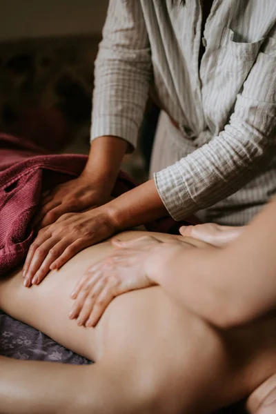 Jeune Femme Recevant Massage Dos Dans Centre Spa — Photo