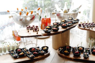 Farklı atıştırmalıklar ve içeceklerle servis masası.