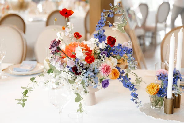 Belas Flores Casamento Uma Mesa — Fotografia de Stock
