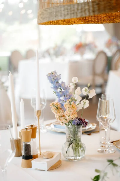 Красивые Свадебные Цветы Столе — стоковое фото