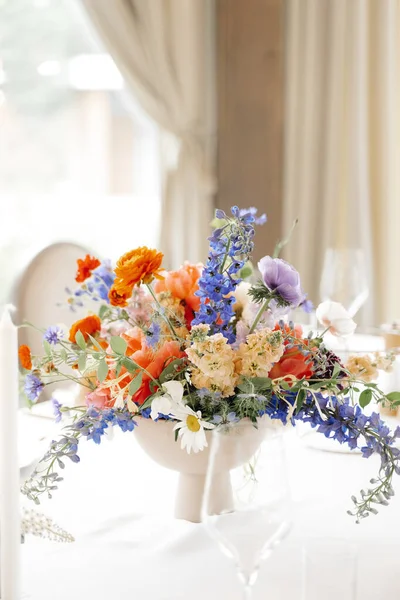 テーブルの上の美しい結婚式の花 — ストック写真