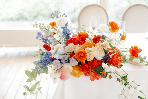 Belas Flores Casamento Uma Mesa — Fotografia de Stock